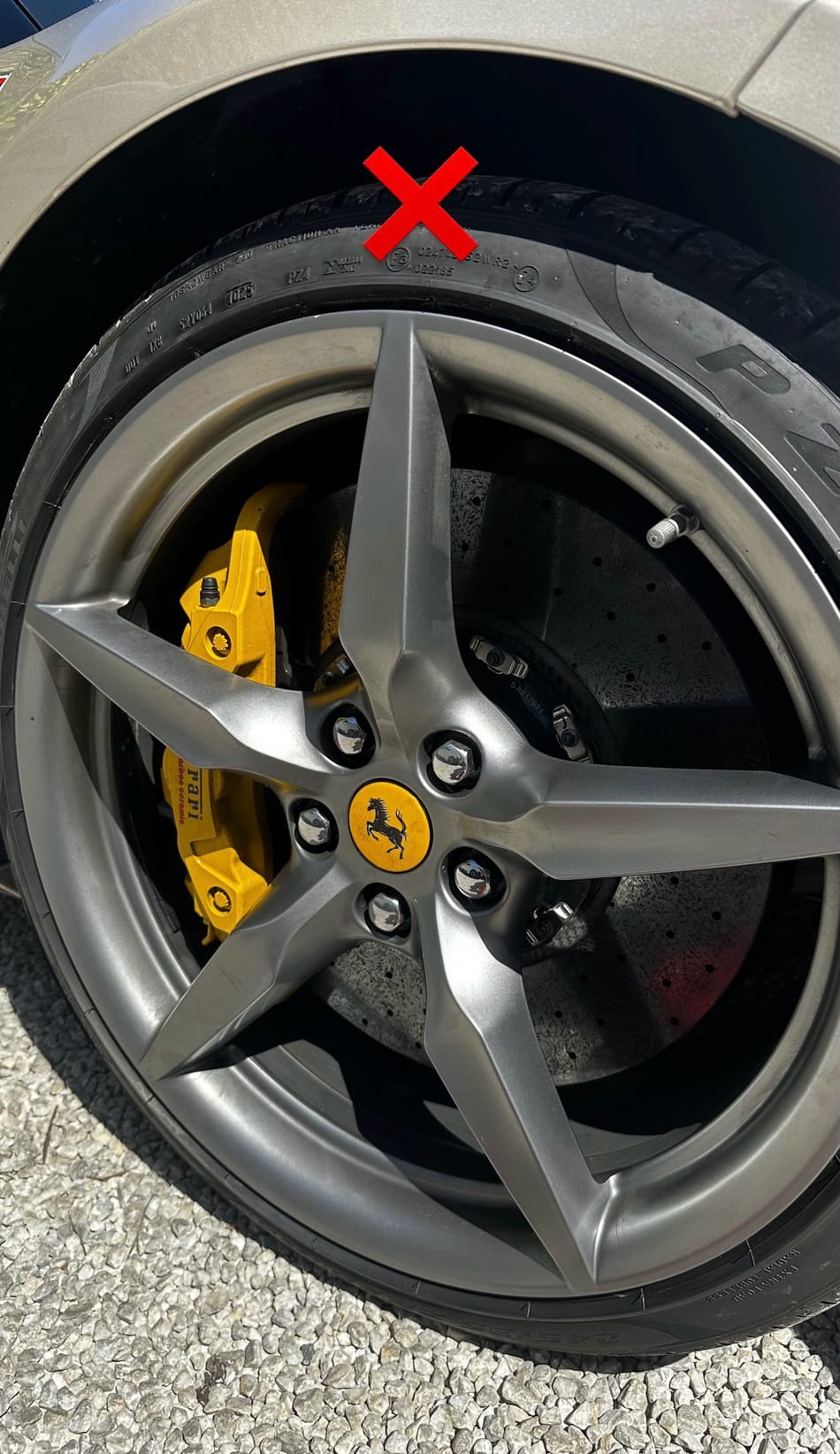 Jante Ferrari avant finition pneu