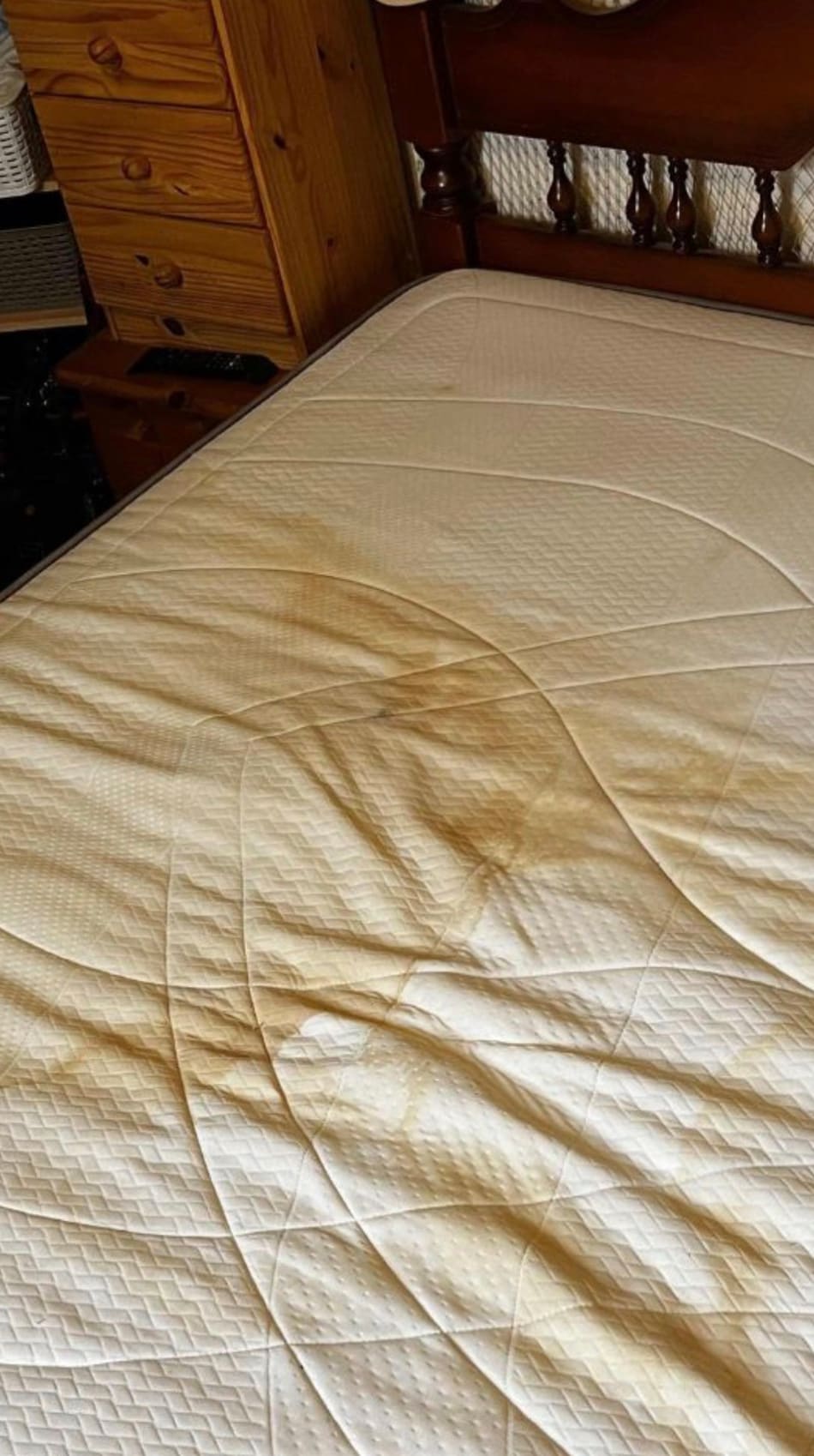 Matelas taché avant lavage à l'injection-extraction