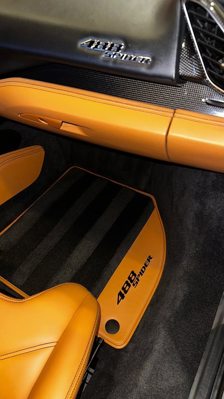 Habitacle cuir orange d'une Ferrari 488 Spider