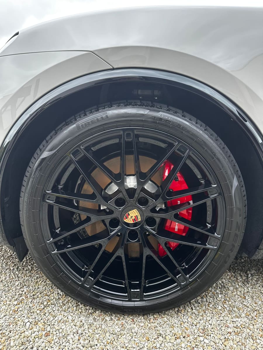 Jante noire et étrier de frein rouge Porsche, finition impeccable