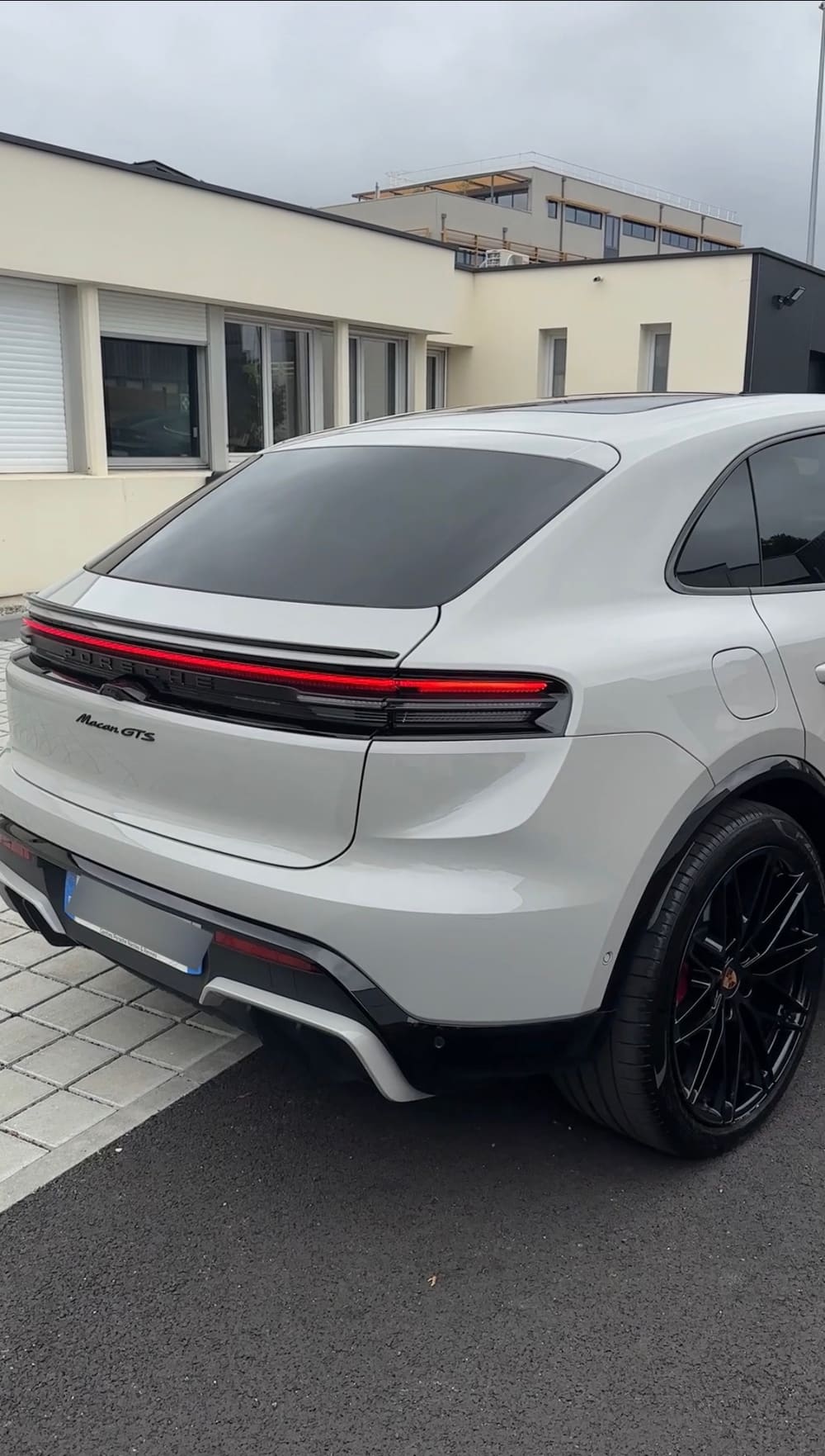 Porsche Macan GTS blanche préparée par MGNclean, vue arrière